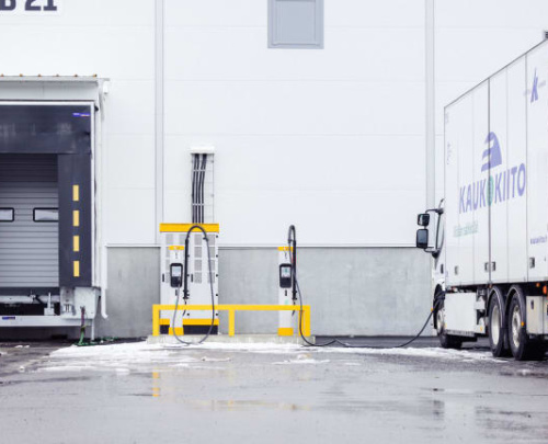 Inex Partnersin terminaalissa jakeluauton lataus hoituu lastauksen lomassa