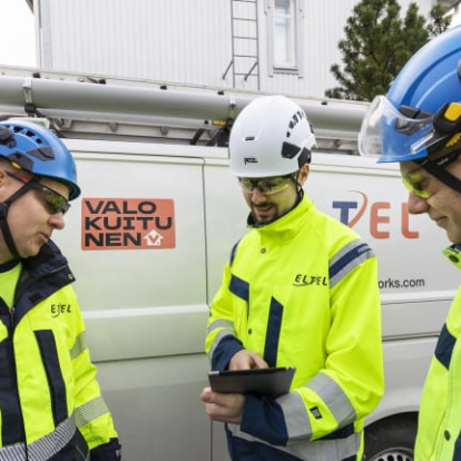 eltel-ja-valokuitunen-auton-vieressa