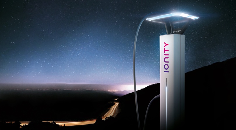 Ionity-latausaseman kuva yöllä